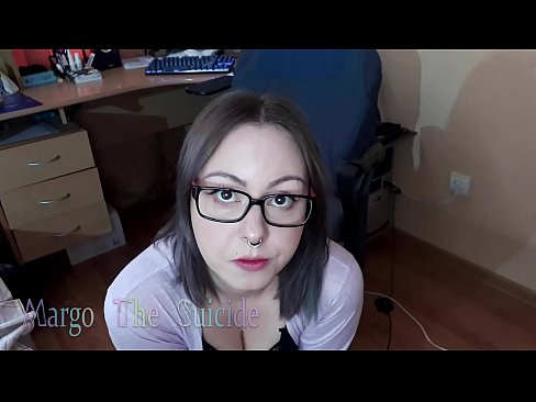 ❤️ Moza sexy con lentes chupa un consolador profundamente ante a cámara Porno ruso en nós ️❤